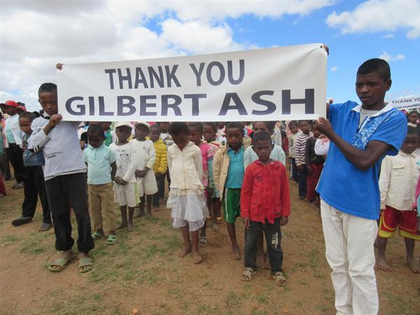 Atsimombohitra Primary - children with gilbert ash banner.JPG